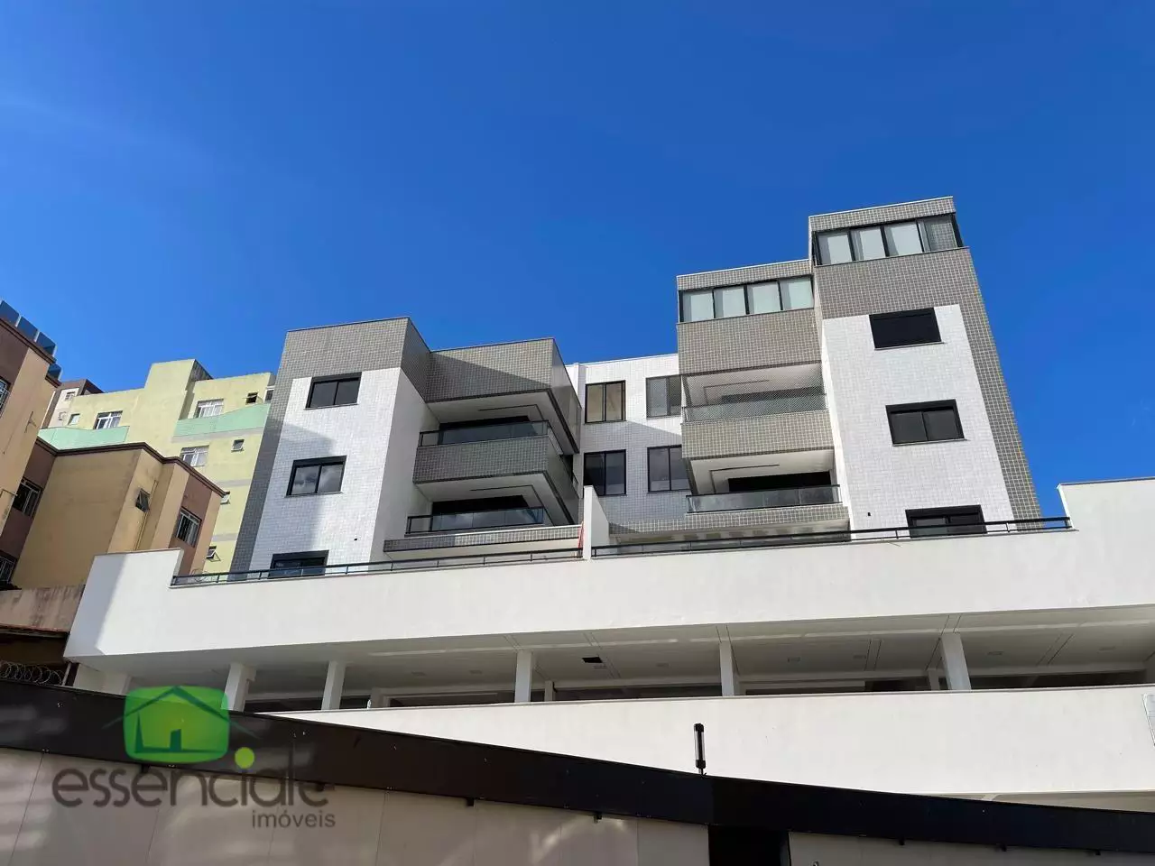 Área privativa com 277m2 de área total sendo 03 quartos 6